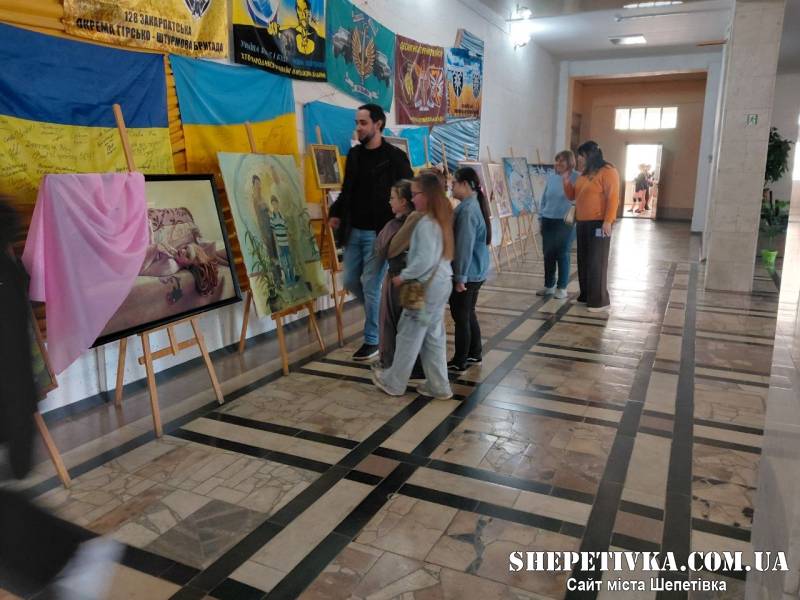 «Мовою фарб говорить душа»: у Шепетівці до Дня художника відкрили виставку місцевих митців