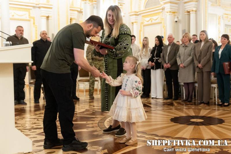 Президент вручив рідним загиблого шепетівчанина Меся Олексія орден «Золота Зірка»