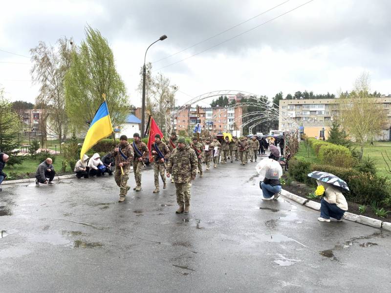 У Славутській громаді попрощалися із захисником Сергієм Трусовим