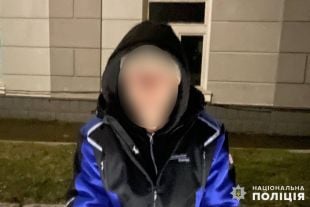 У Шепетівці затримали зловмисника, який напав на жінку та відібрав в неї сумочку