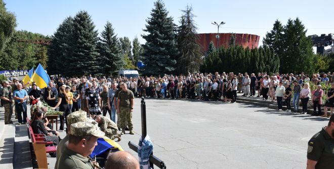 У Шепетівці прощалися з воїном Володимиром Роєм