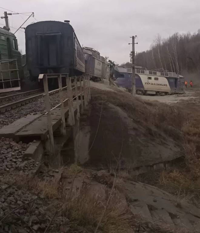 Через влучання БпЛА зійшов з рейок вантажний та пасажирський потяг: у Шепетівці організовано шатли