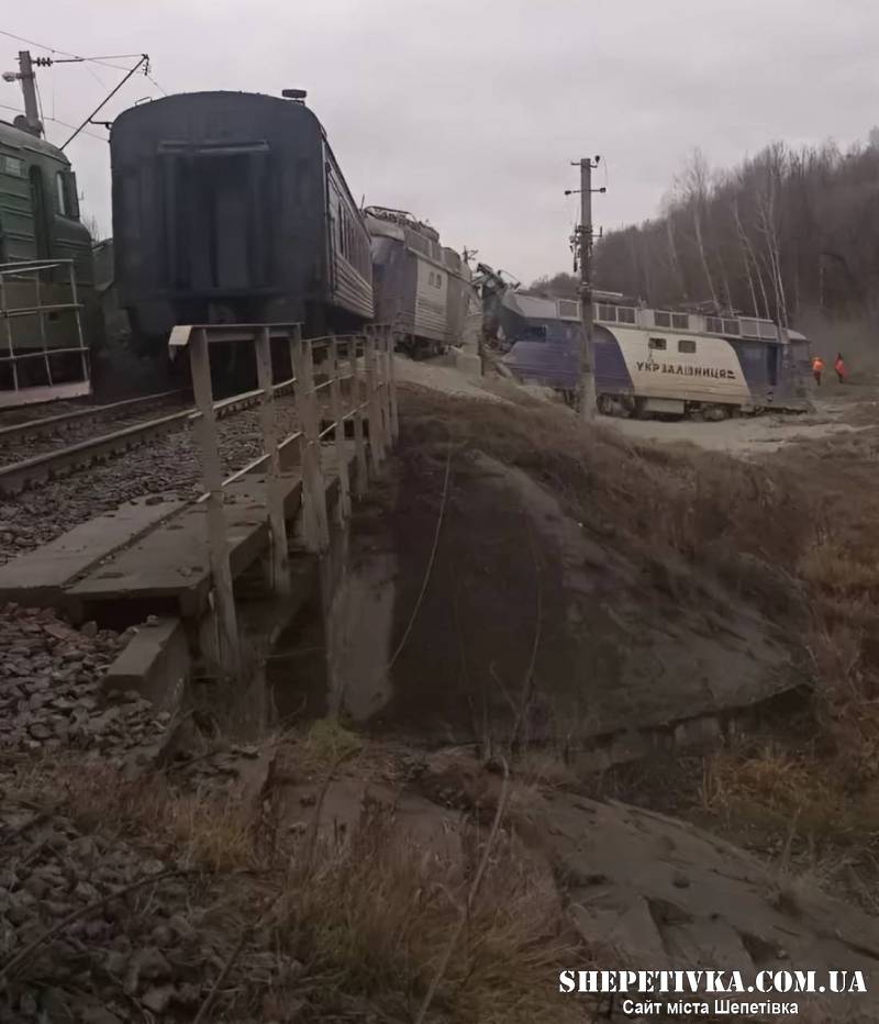Через влучання БпЛА зійшов з рейок вантажний та пасажирський потяг: у Шепетівці організовано шатли