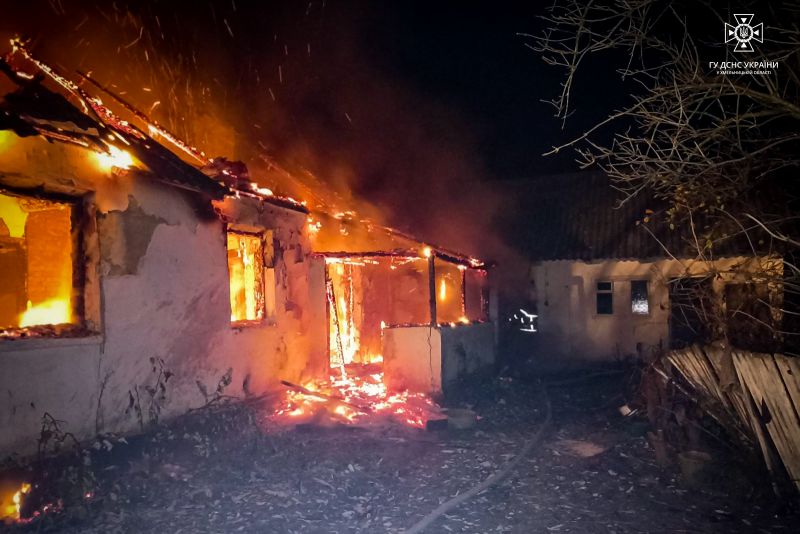 Через пізнє повідомлення на Шепетівщині вщент згорів будинок (відео)