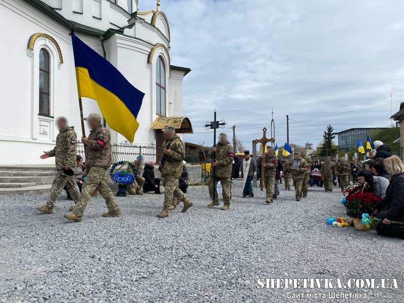 Полонне на колінах: громада провела у засвіти 26-річного захисника Богдана Кольцова