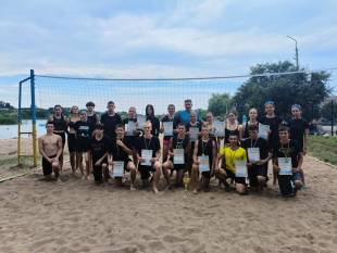 У Ізяславі відбувся відкритий кубок з паркового волейболу: як зіграли шепетівчани