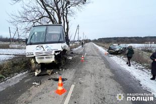 На Шепетівщині маршрутний автобус зіткнувся з легковим авто
