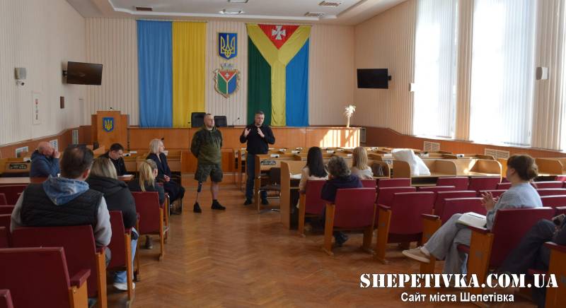 У Шепетівці обговорили нові підходи до реабілітації та протезування: ветеранам нагадують про право вибору виробника