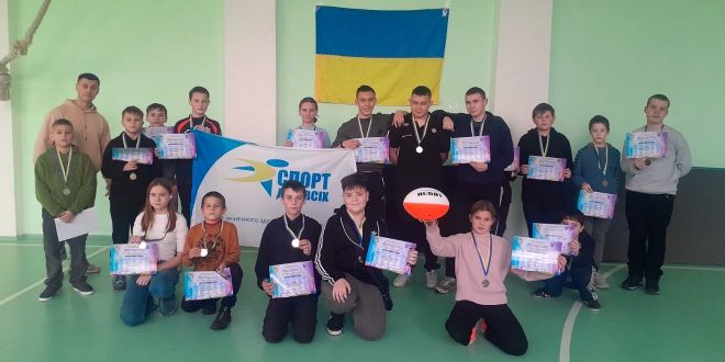 У Шепетівці діти переселенців вивчали безконтактний різновид регбі
