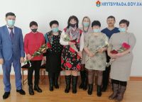 Чотирьом мешканкам Шепетівщини вручили нагрудні знаки «Мати-героїня»