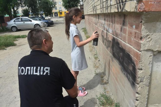 Поліціянти зафарбовували написи із замаскованою рекламою наркосайтів