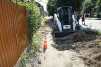По вулиці Островського відновили роботи по ремонту тротуару