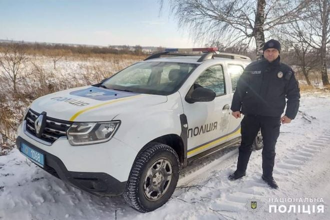 На Шепетівщині поліцейський врятував жінку зі снігової пастки