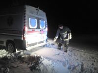 Рятівники визволяли "швидку" із снігового полону