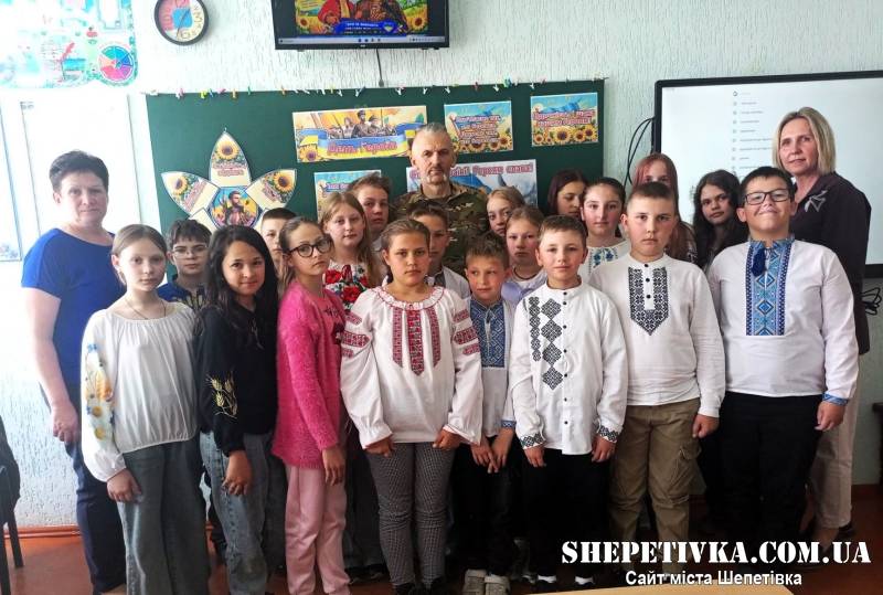 У шепетівській гімназії №3 відбулася зворушлива зустріч із воїном-вчителем Василем Шекерою