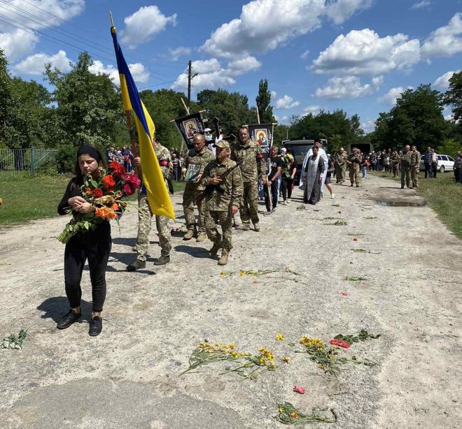 На Шепетівщині провели в останню путь захисника України Євгена Ткачука