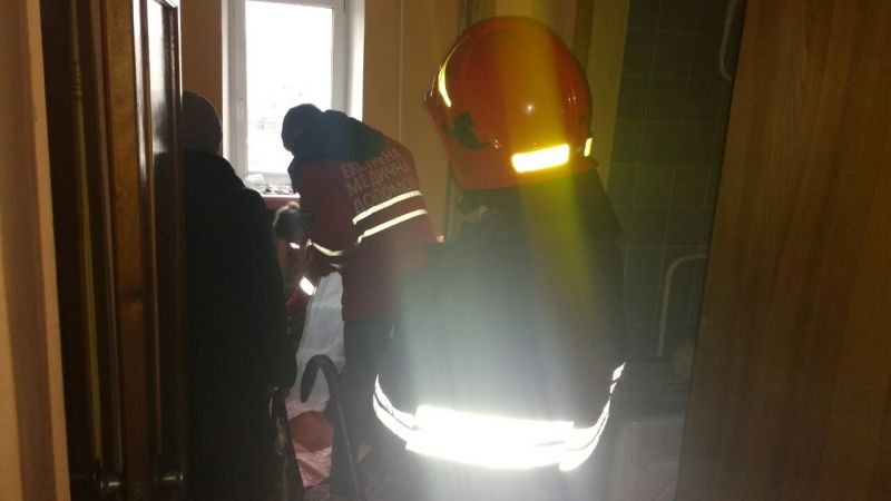 Рятувальники виламали двері щоб медики могли надати допомогу