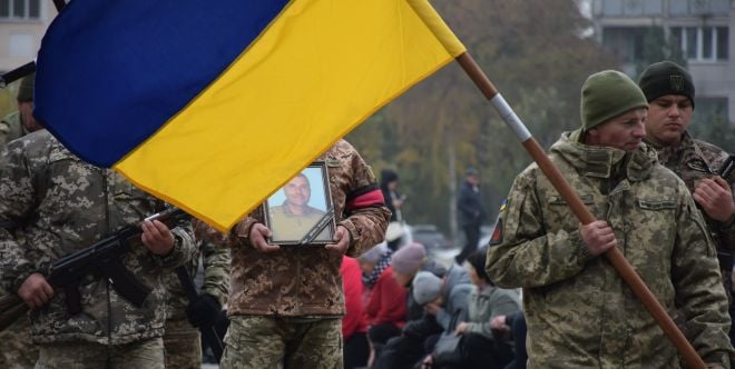 Помер на руках своїх побратимів: Шепетівська громада прощалася зі Сергієм Скаржинцем