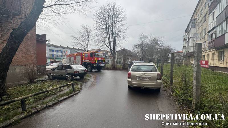 У Шепетівці рятувальники не змогли проїхати до будинку через припарковані авто мешканців