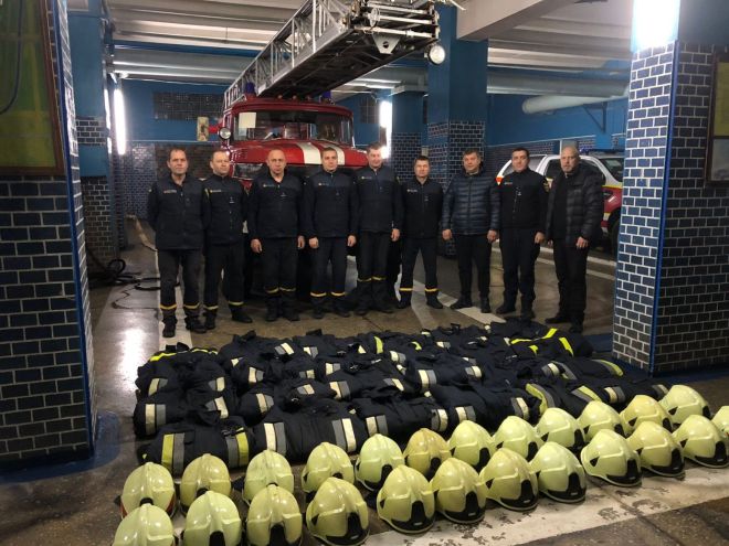 Пожежники на Шепетівщині отримали 24 комплекти захисних швейцарських костюмів
