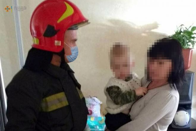 Рятувальники допомогли відчинити двері квартири, де знаходилась малолітня дитина