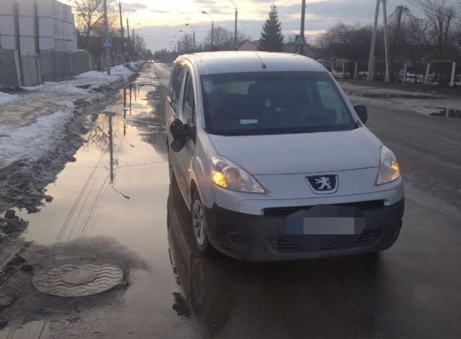 У Шепетівці внаслідок наїзду автомобіля «Пежо» травмувався хлопець