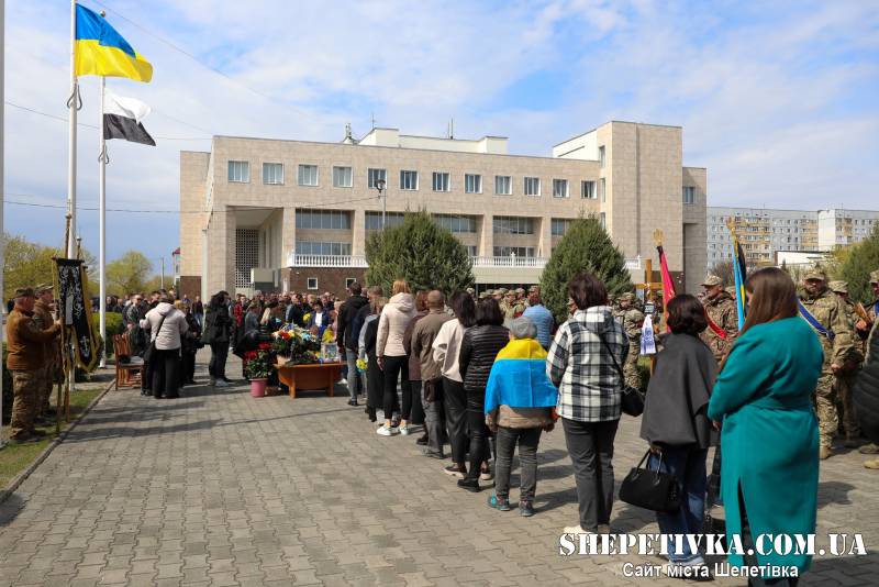 Нетішинська громада попрощалася з воїном Володимиром Баришніковим, який чотири місяці вважався зниклим
