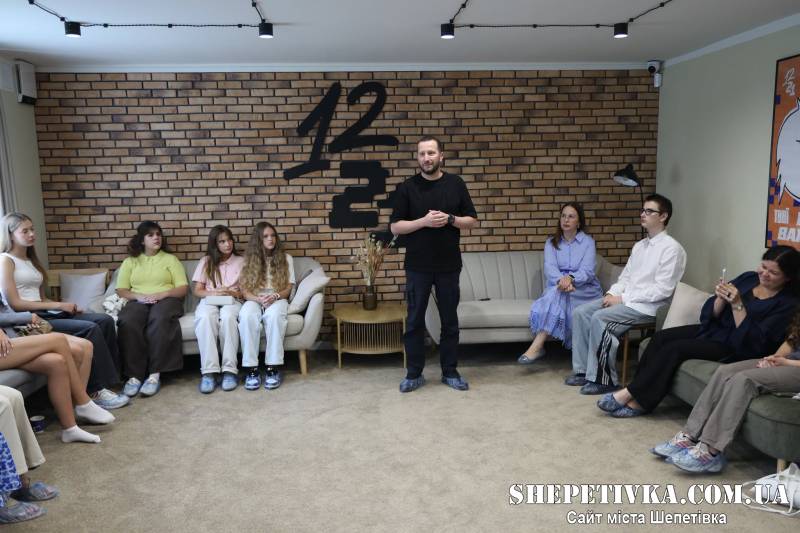 «Історія мого роду»: Сергій Тюрін зустрівся з молоддю Хмельниччини у просторі «12-21»