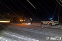 У Шепетівському районі автомобіль наїхав на хлопця, який лежав на дорозі