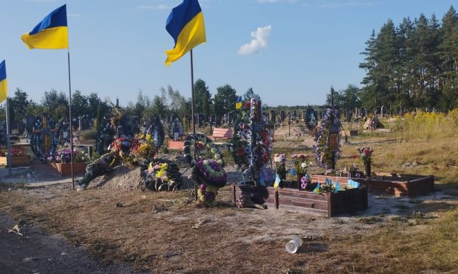 На кладовищі у селищі Понінка хтось познущався з могил захисників