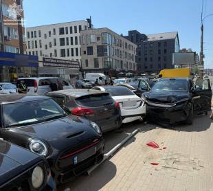 Відволіклась від керування: кермувальниця в&#039;їхала у паркан та 5 автомобілів