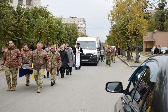 У Шепетівці провели у засвіти воїна Тараса Кравченка