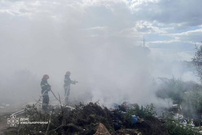 На Шепетівщині за добу вогнеборці ліквідували 6 пожеж: палали сухостій, сміття та майно