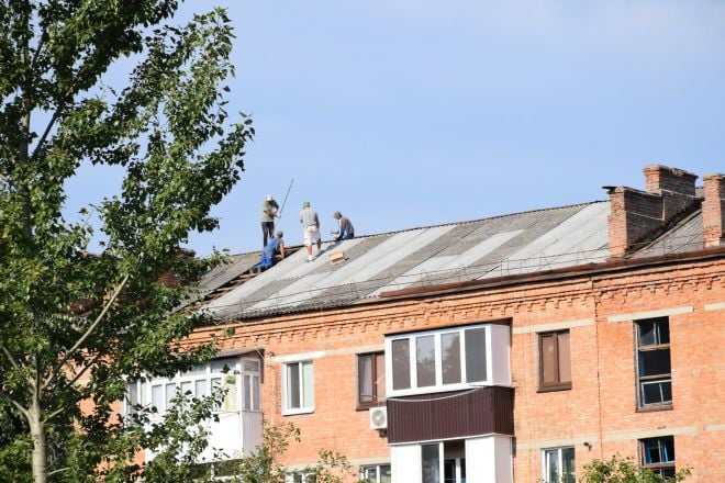 У Шепетівці продовжують відновлювати будинки після ракетних ударів