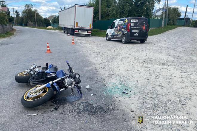У Полонному мотоцикл зіткнувся з автівкою: мотоцикліста госпіталізували