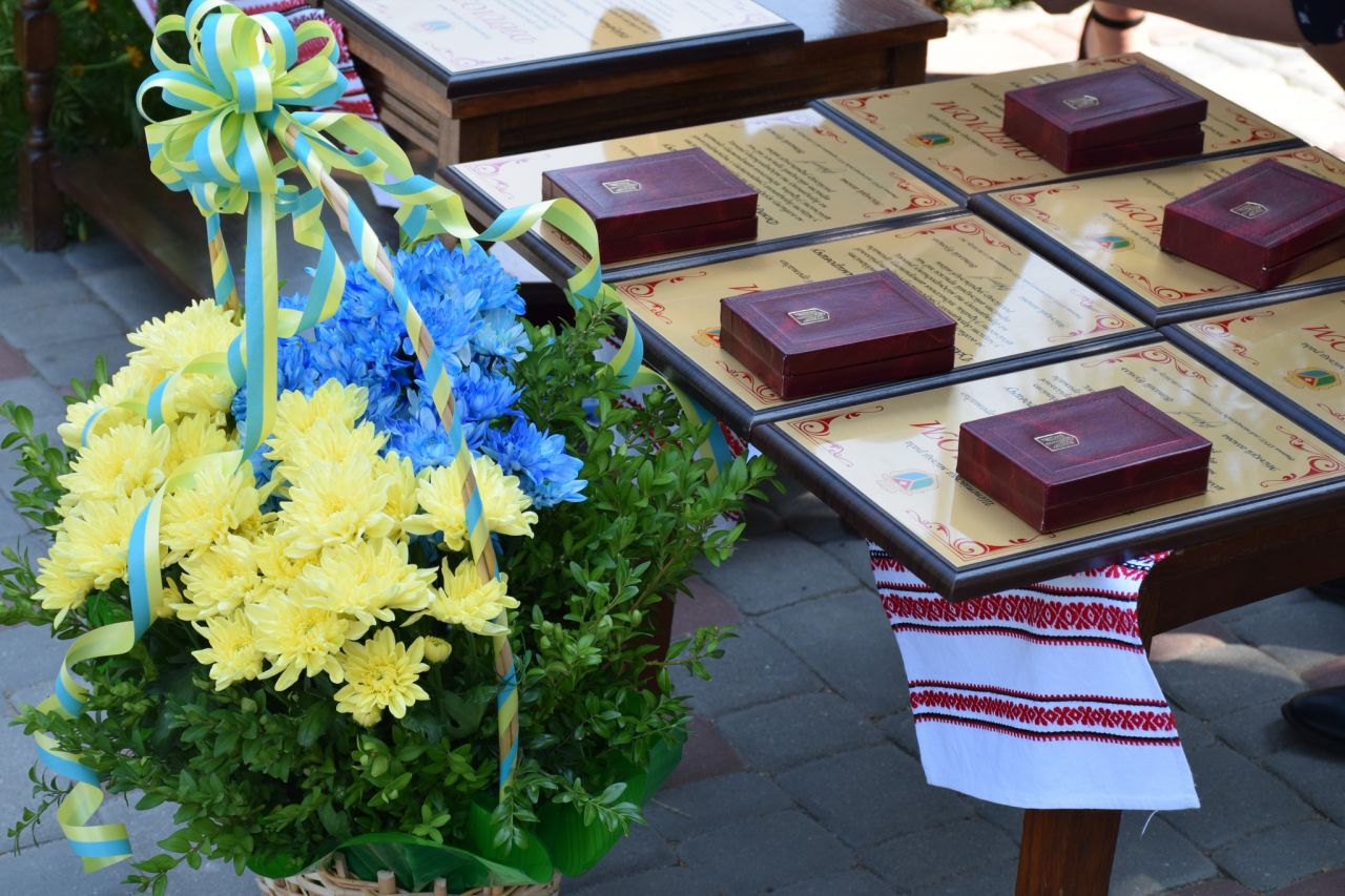 У Шепетівці вручили відзнаки Почесних громадян громади родинам загиблих героїв