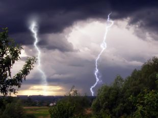 Вогнеборці ліквідували пожежу, спричинену розрядом блискавки