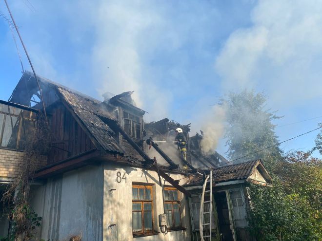 У Шепетівці палав житловий будинок, а в Нетішині хтось підпалив сухостій