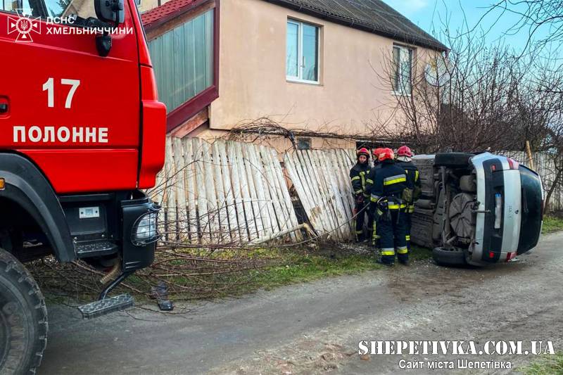 У Полонному перекинувся автомобіль: правоохоронці встановлюють обставини