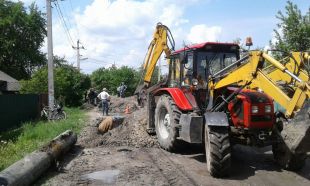 По вулиці Лозовій продовжують роботи по заміні магістрального водогону