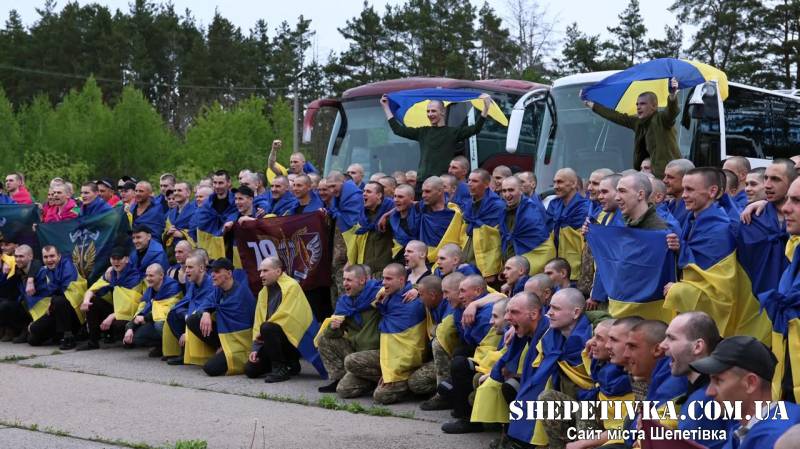 Після російського полону додому повертається захисник з Шепетівщини