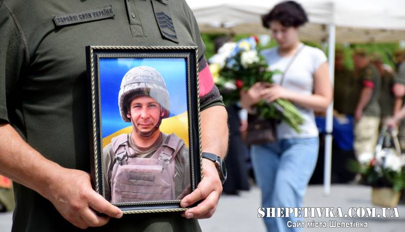 Його телефон з’явився у мережі, але там вже був окупант: у Шепетівці попрощалися з гранатометником Андрієм Зайцем