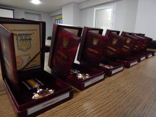 Ще сім посмертних нагород воїнів з Шепетівщини отримали їх рідні