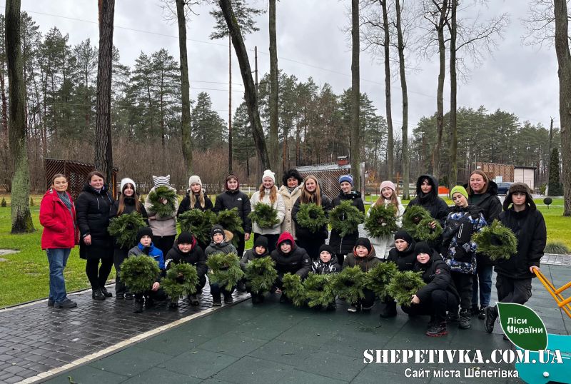 «Юнацька варта» Шепетівського НВК №3 плела традиційні святкові віночки