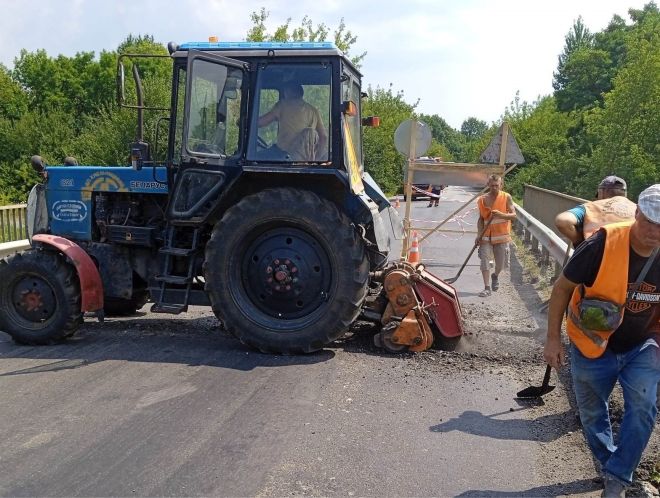 На замітку водіям: поблизу Мокіївців досі ремонтують шляхопровід через залізницю