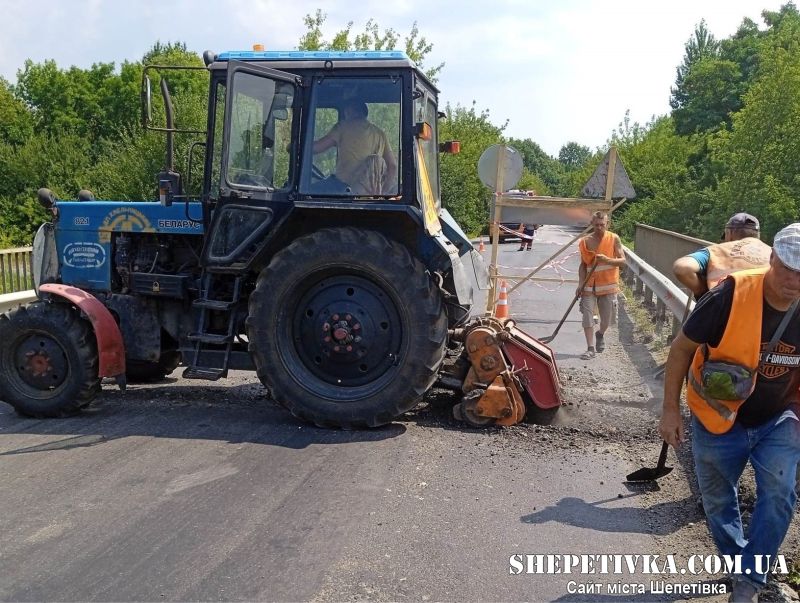 На замітку водіям: поблизу Мокіївців досі ремонтують шляхопровід через залізницю