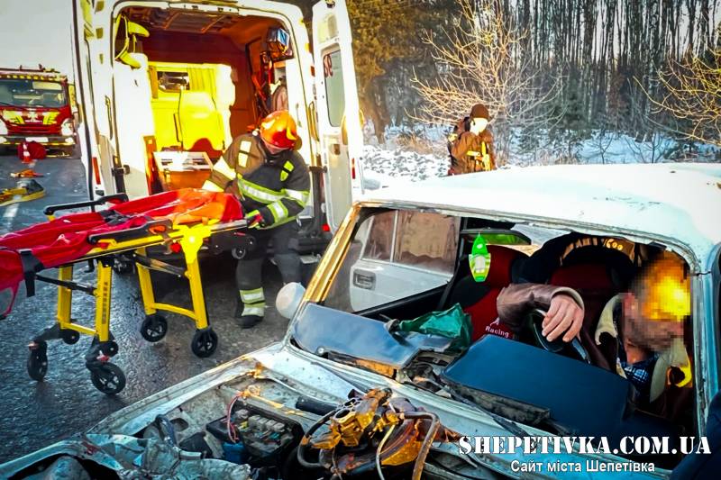 У Славуті не змогли розминутись ВАЗ та Honda: одну людину госпіталізовано (відео)