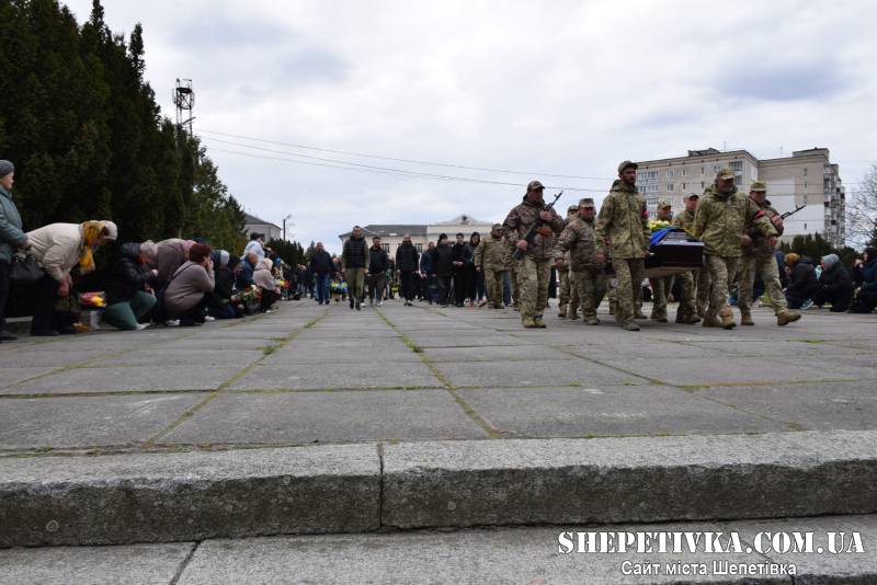 Став до лав ЗСУ разом із 18-річним сином: у Шепетівці прощалися із Олександром Кузнєцовим