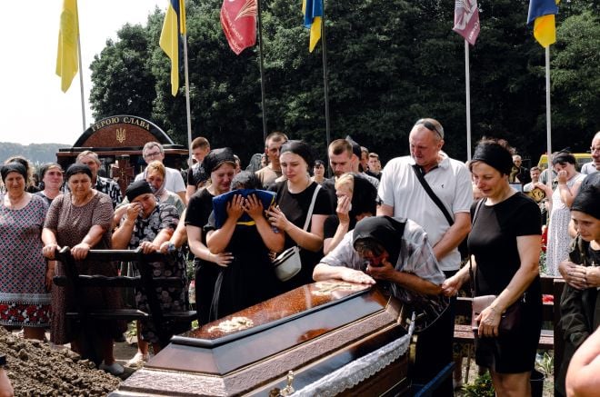 Воював добровольцем з перших днів: на Шепетівщині у засвіти провели Ковальчука Руслана