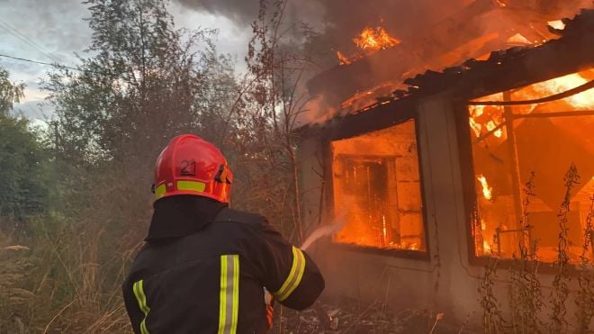 У Шепетівці ліквідували пожежу недіючої господарчої споруди